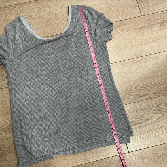 Lululemon Women’s V Back Rolled Short Sleeve T-shirt Size 8 - Picture 3 of 6